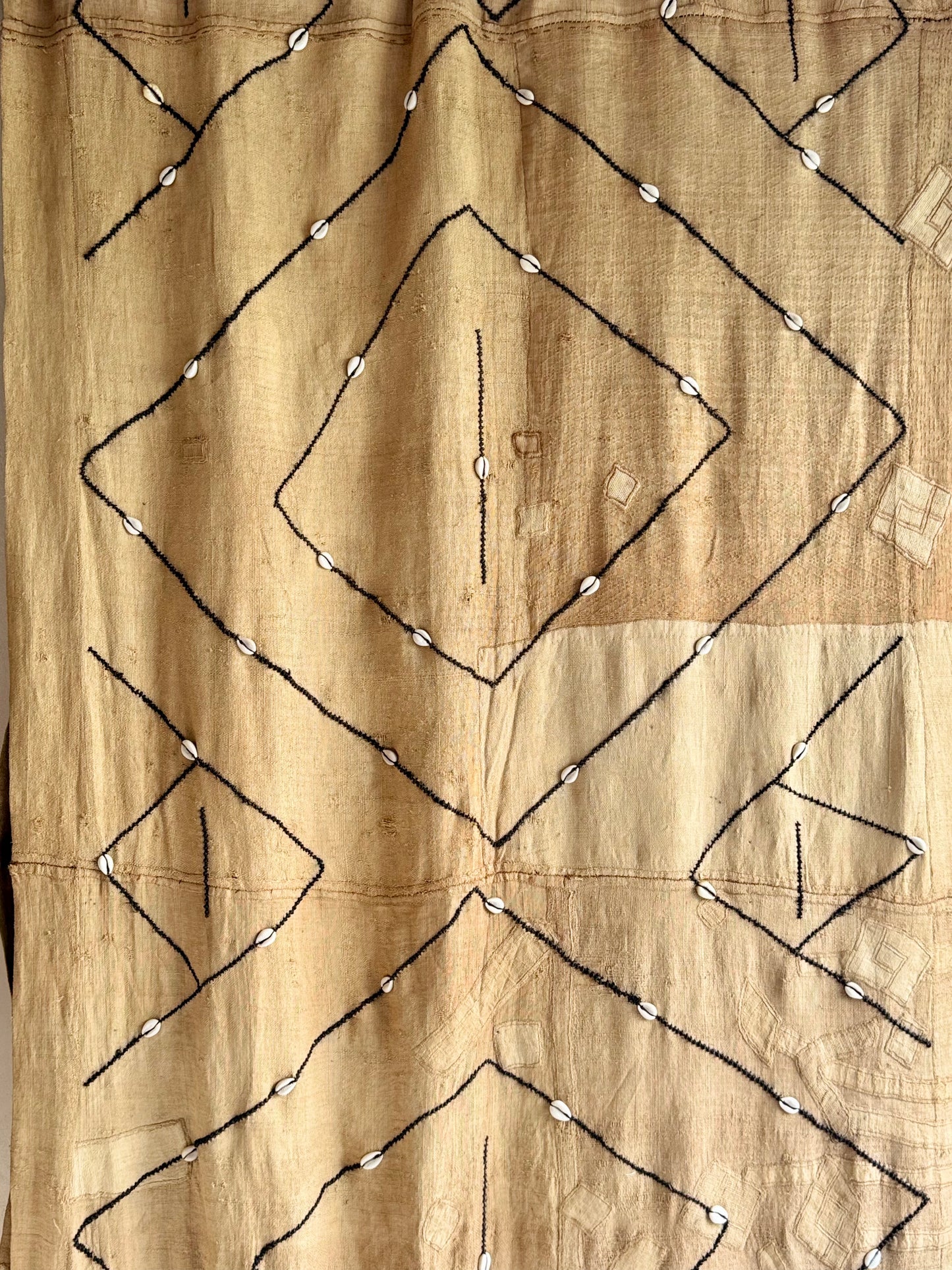 ÉTOFFE KUBA VINTAGE BEIGE AVEC CAURIS - CONGO
