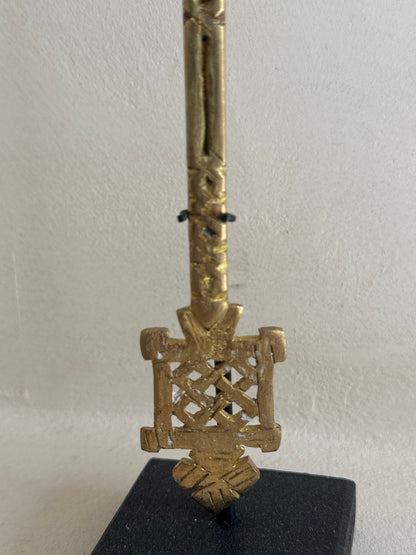 CROIX ÉTHIOPIENNE LAITON SUR SOCLE BOIS N°1 - ÉTHIOPIE