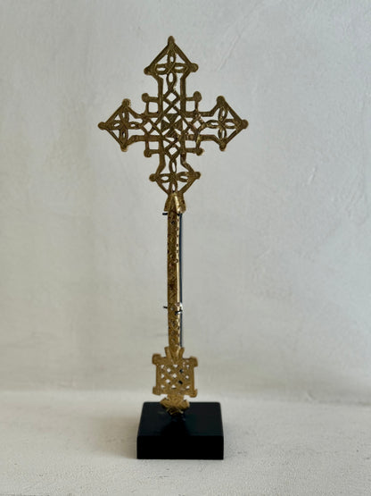 CROIX ÉTHIOPIENNE LAITON SUR SOCLE BOIS N°3 - ÉTHIOPIE