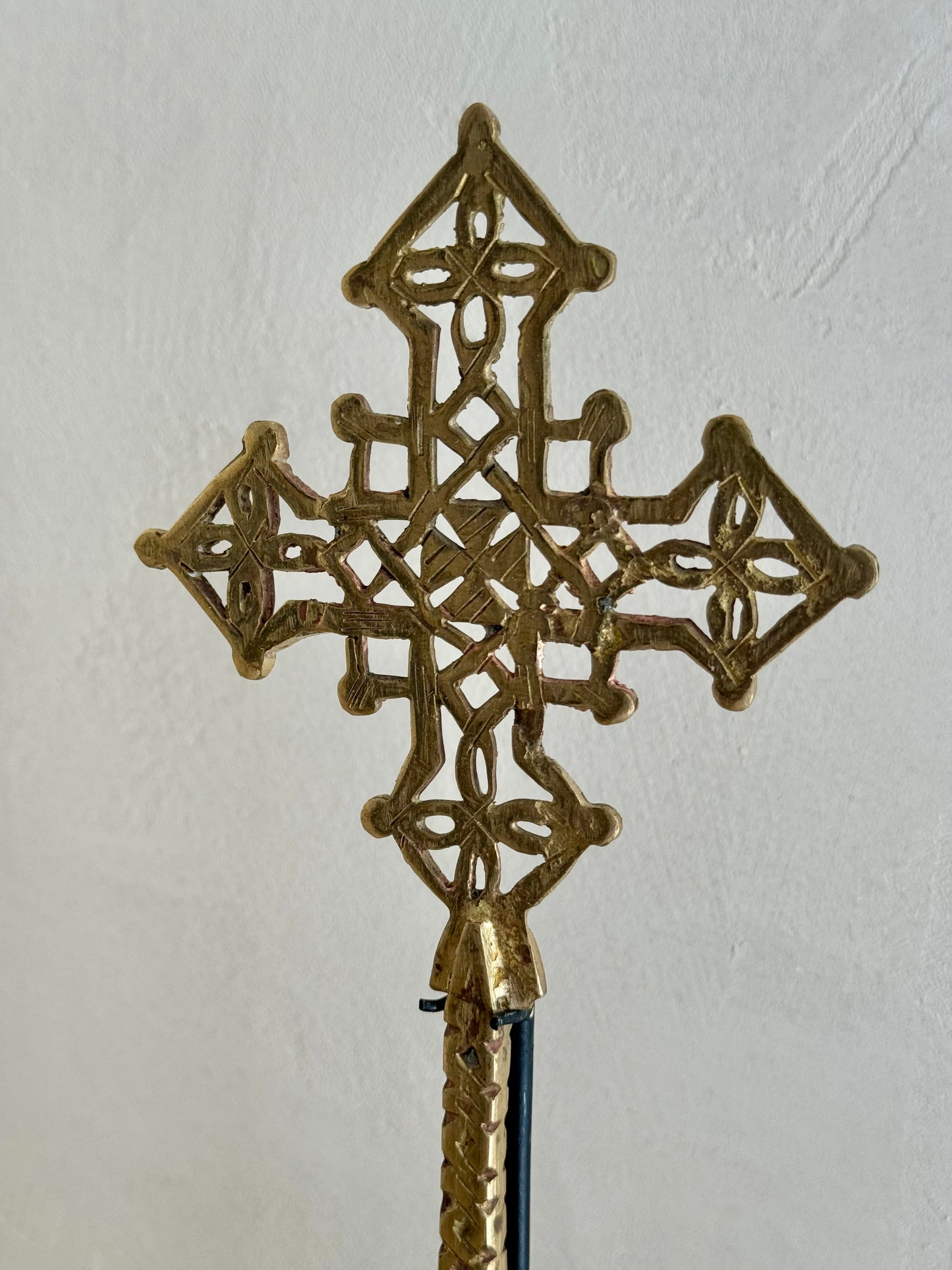 CROIX ÉTHIOPIENNE LAITON SUR SOCLE BOIS N°3 - ÉTHIOPIE