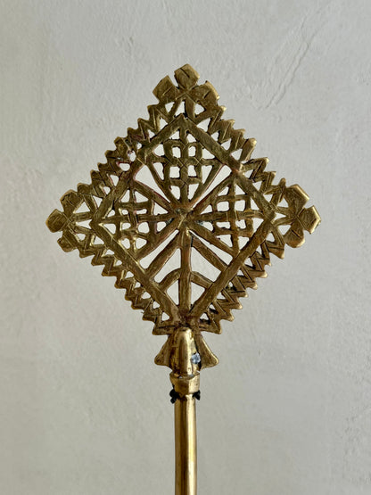 CROIX ÉTHIOPIENNE LAITON SUR SOCLE BOIS N°6 - ÉTHIOPIE