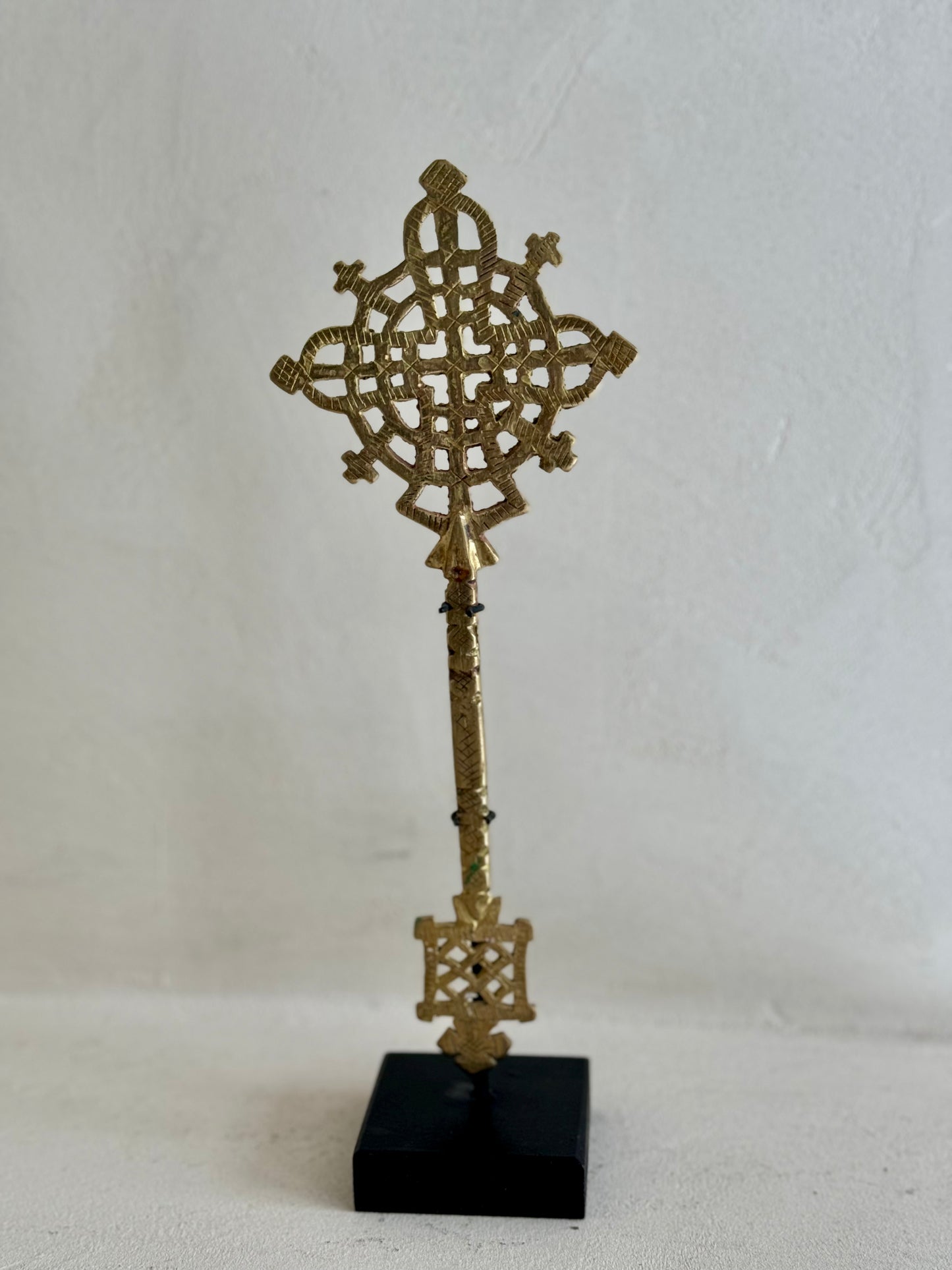 CROIX ÉTHIOPIENNE LAITON SUR SOCLE BOIS N°9- ÉTHIOPIE