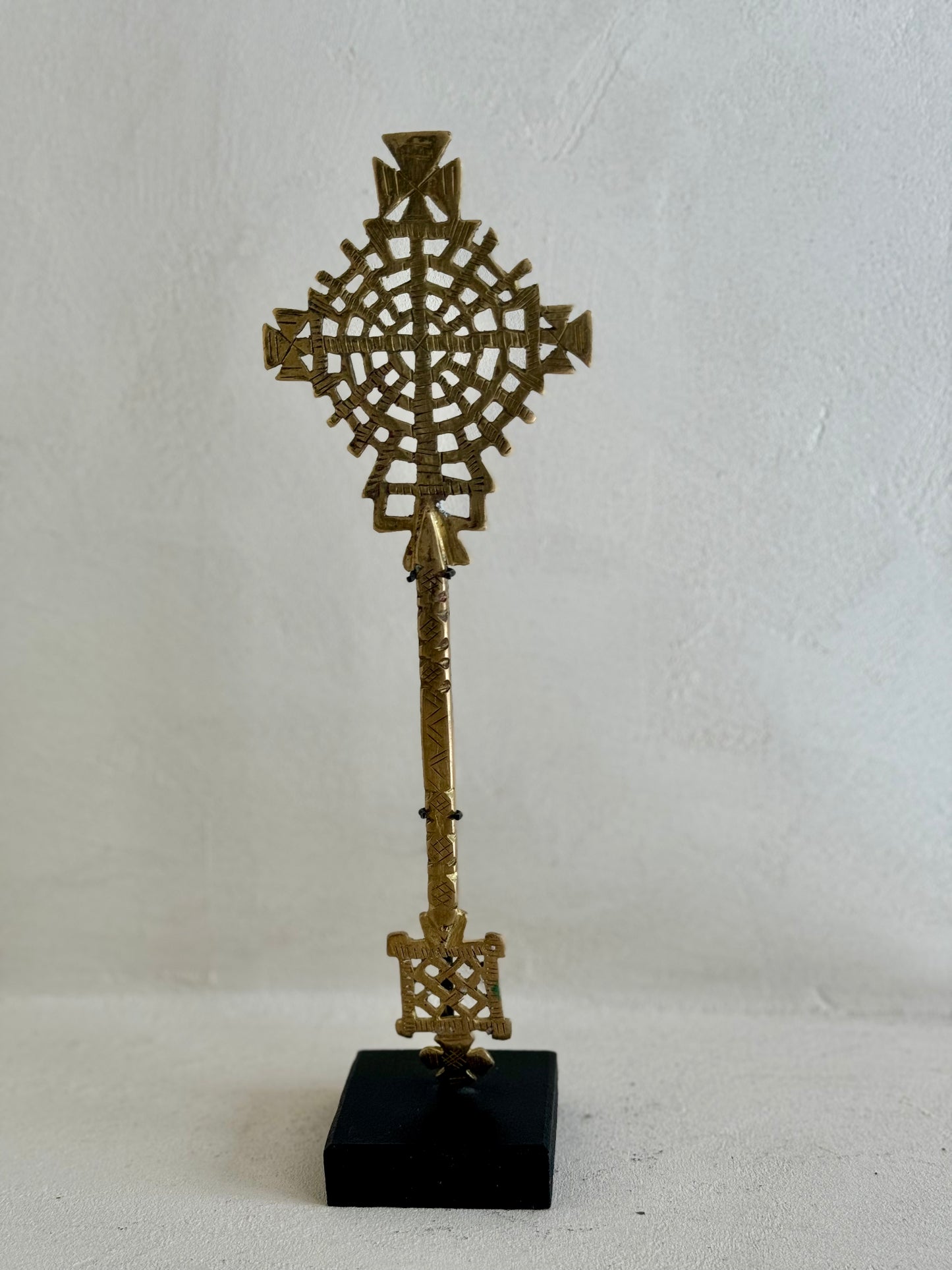 CROIX ÉTHIOPIENNE LAITON SUR SOCLE BOIS N°8- ÉTHIOPIE