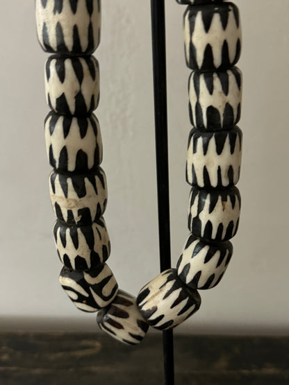 COLLIER EN OS BLANC ET MARRON PERLES ÉPAISSES - KENYA