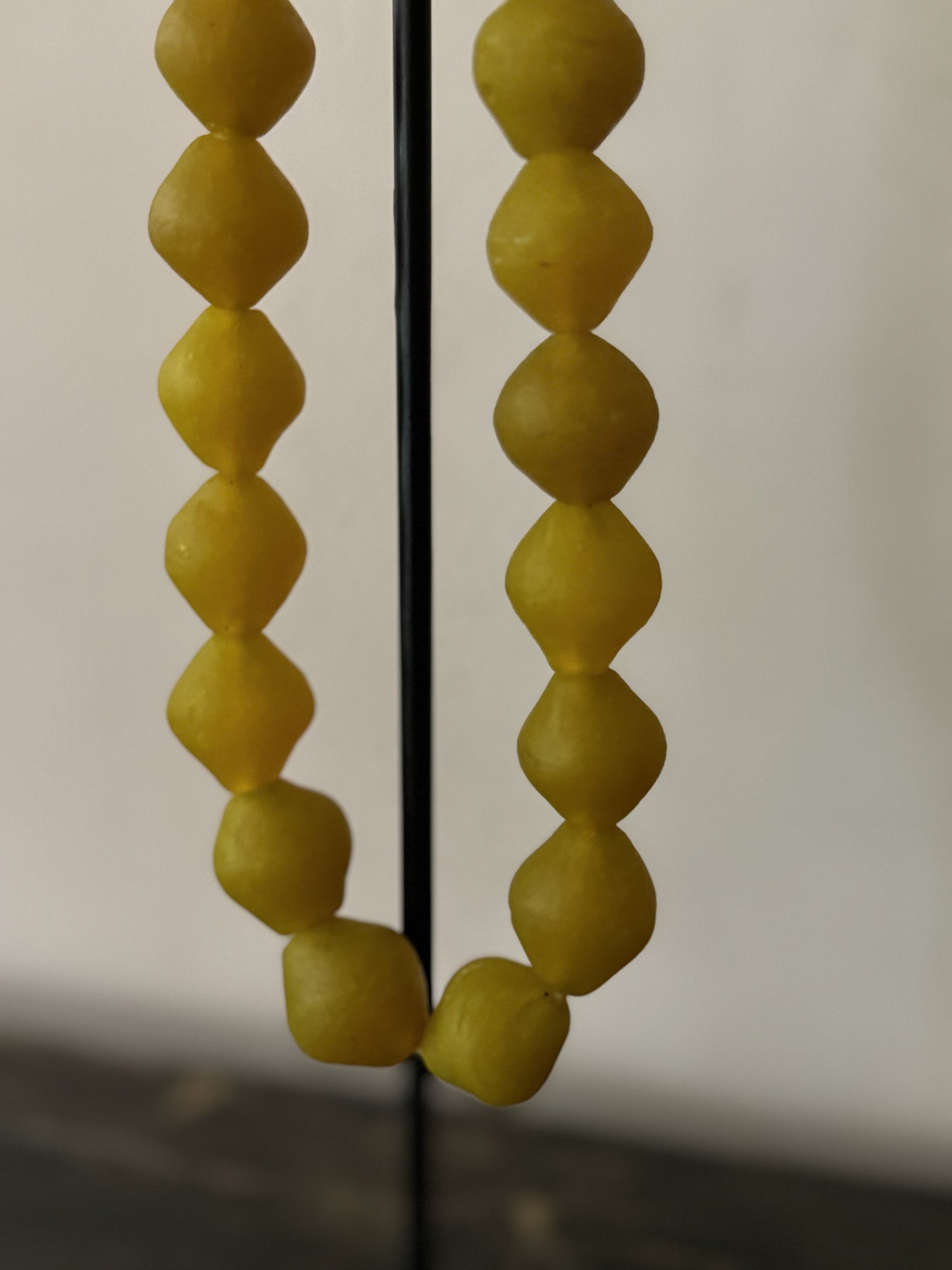 COLLIER PERLES DE VERRE JAUNE - GHANA