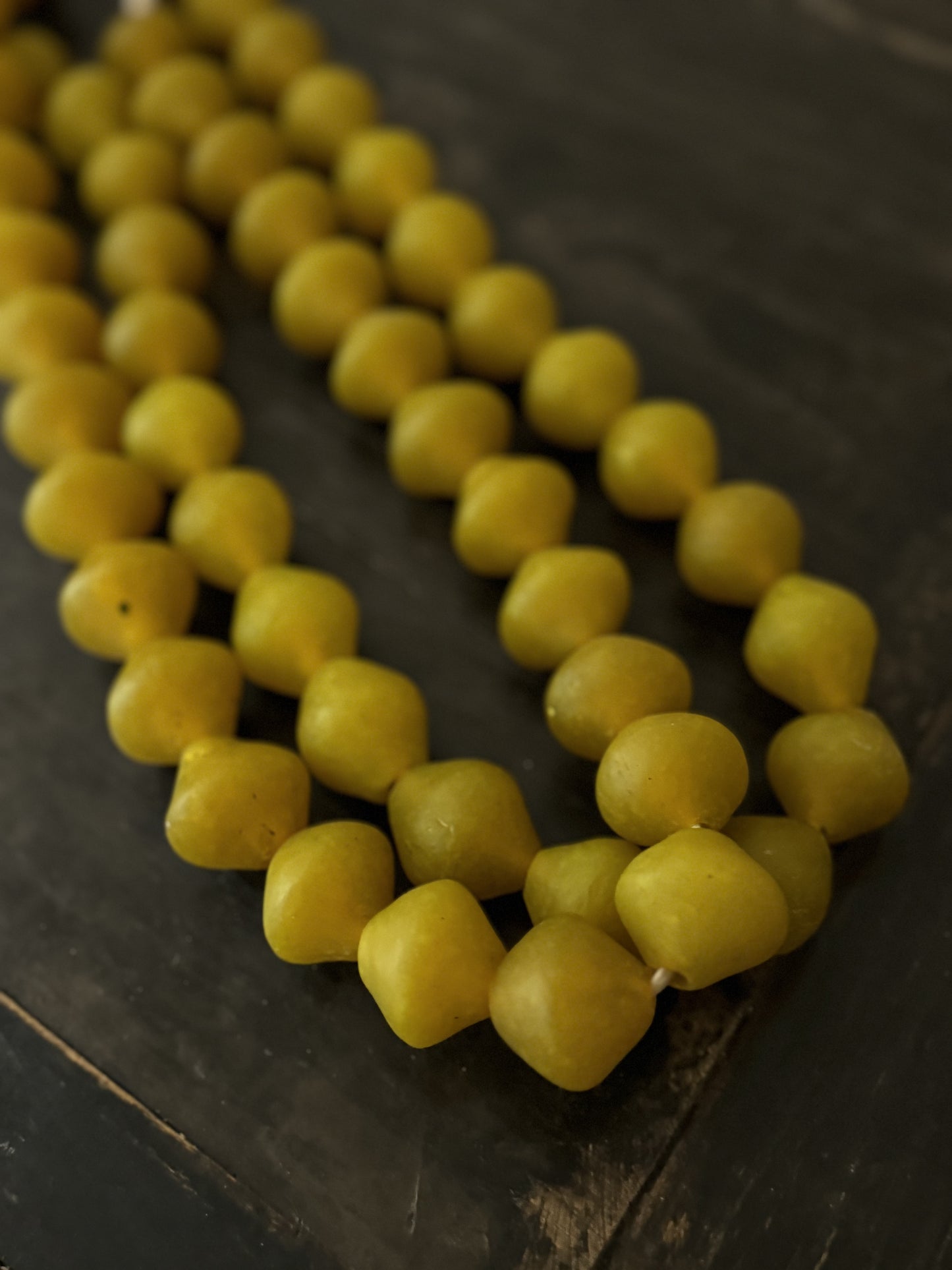 COLLIER PERLES DE VERRE JAUNE - GHANA