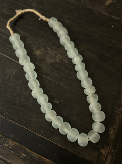 COLLIER GROSSES PERLES DE VERRE AQUA - GHANA