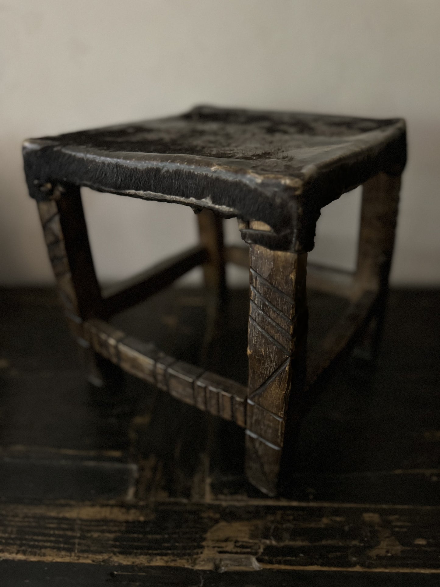 TABOURET BOIS ASSISE CUIR CHOKWE N2 - ANGOLA