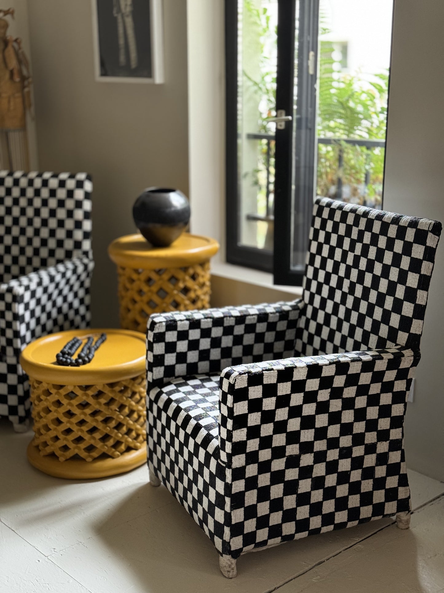 FAUTEUIL PERLÉ DAMIER NOIR ET BLANC - NIGERIA