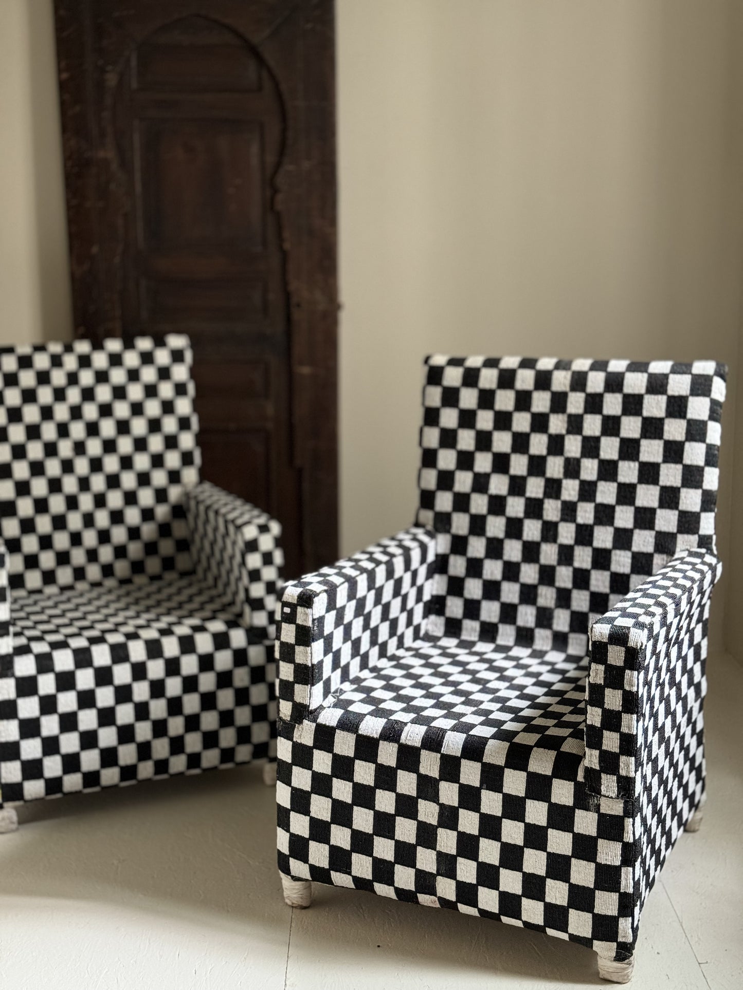 FAUTEUIL PERLÉ DAMIER NOIR ET BLANC - NIGERIA