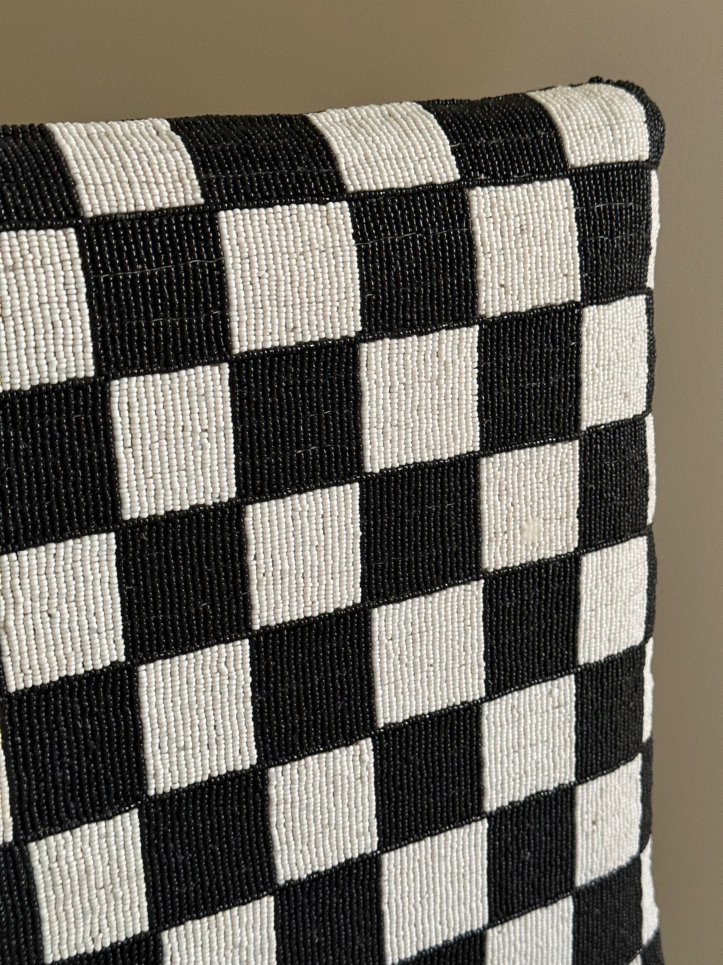 FAUTEUIL PERLÉ DAMIER NOIR ET BLANC - NIGERIA