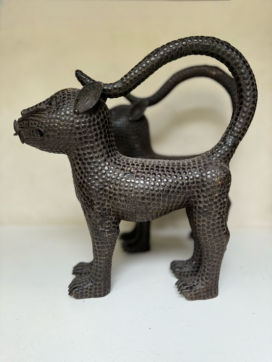 PAIRE DE LÉOPARDS EN BRONZE`  - BENIN