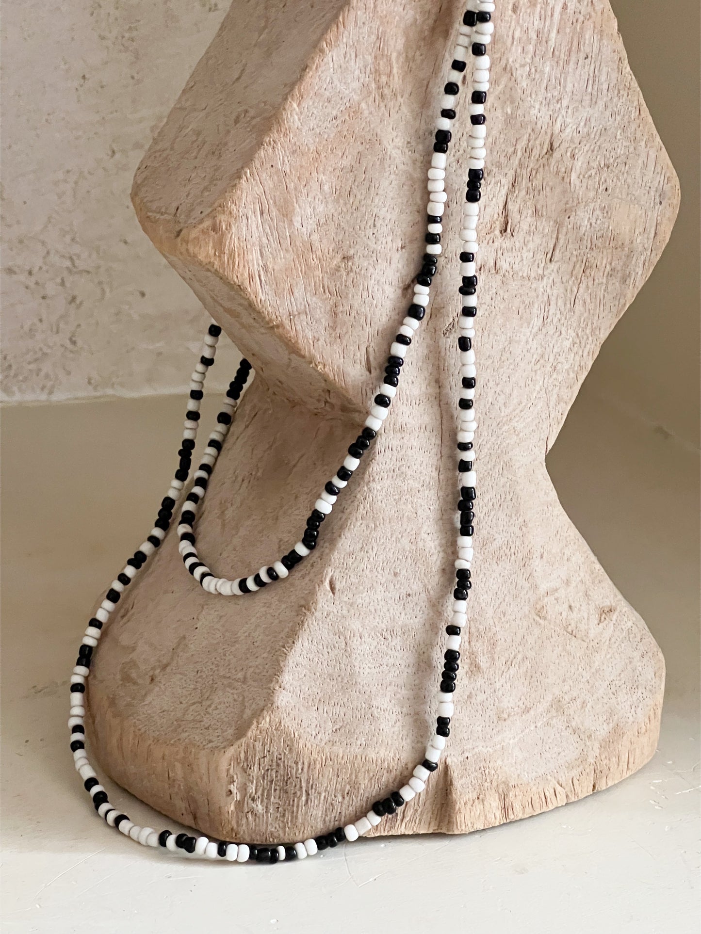 Collier perles de verre N&B | Zimbabwe 75 cm